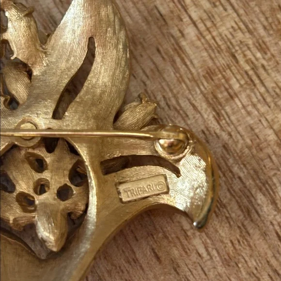 Trifari Brooch Pin Rhinestone Lilly Flower Crown Mark Rare - Picture 6 of 7